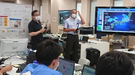 静岡県災害対策本部におけるMCA無線機取扱の説明模様